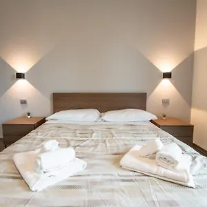 Gæstehus Gg12 L Parcheggio Gratuito E Bagno Privato L 350 M Da Ospedale Maggiore, Parma